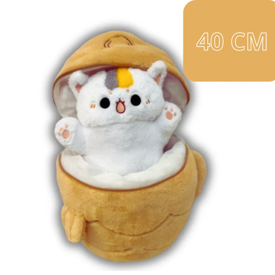 peluche de gato escondido en un pez