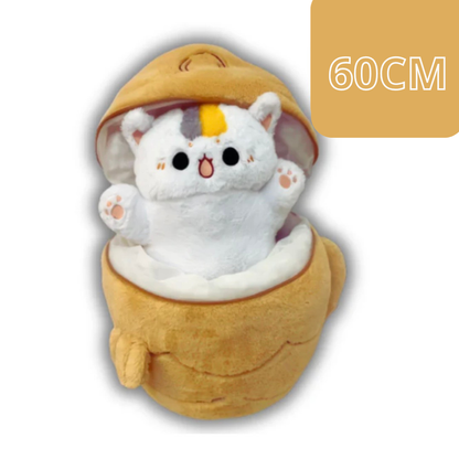 peluche de gato escondido en un pez