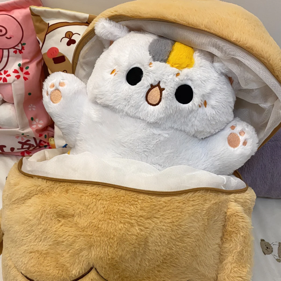 peluche de gato escondido en un pez