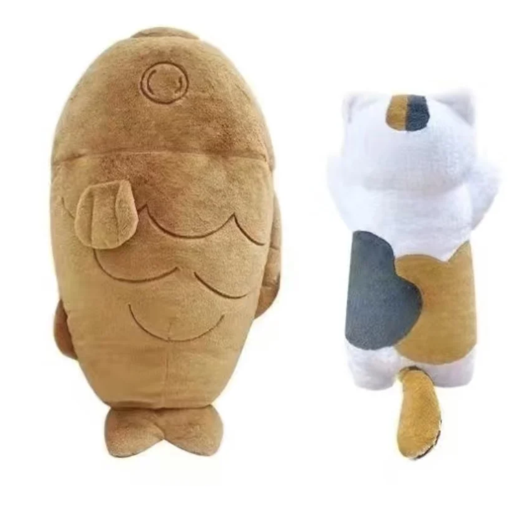 peluche de gato escondido en un pez